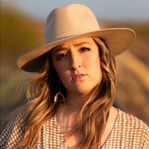 Meet your Posher, Emilia